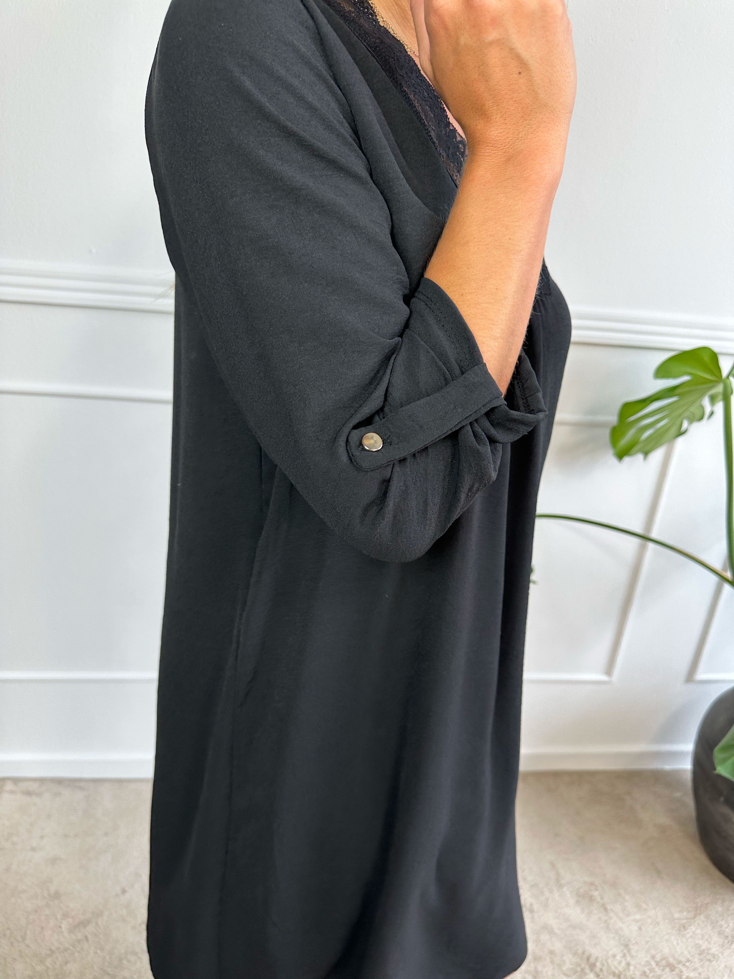 Elly Long - Simpel kjole med blondekant